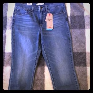 Levi’s 312 shaping slim jeans
